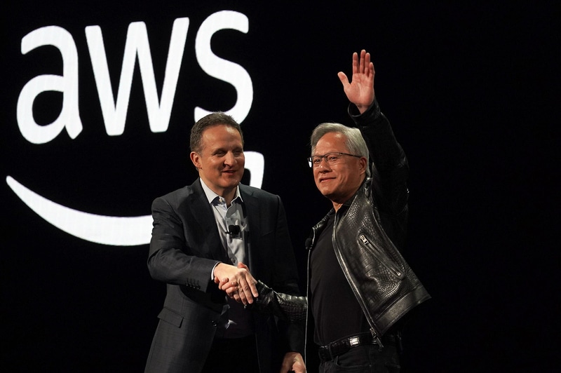 AWSのre:Invent 2023の基調講演にサプライズ登場したNVIDIAのジェンスン・フアンCEO（右）、左はAWSのアダム・セリプスキーCEO