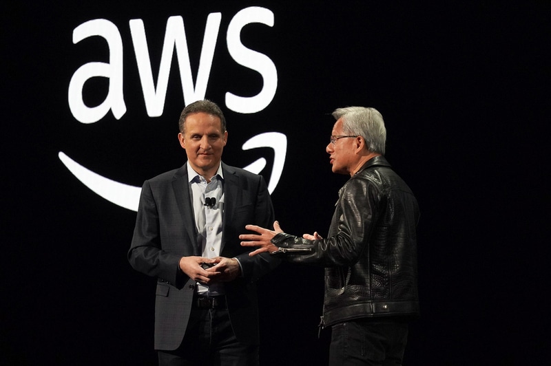 AWS アダム・セリプスキーCEO（左）と、サブライズ登場したNVIDIAのジェンスン・フアンCEO（右）