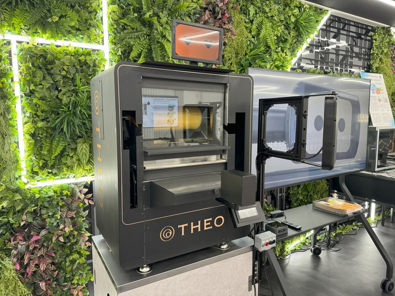 ユーハイムの職人技を再現するバウムクーヘン自動製造機「THEO」。米国レドモンドのMicrosoft AI Co-Innovation Labで開発を行い、ロボットによるAI職人を実現した