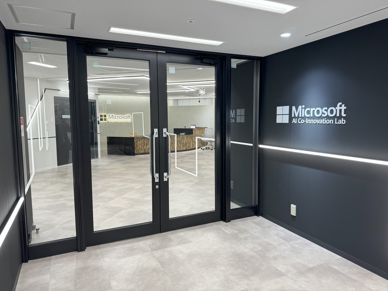 Microsoft AI Co-Innovation Lab Kobeの入り口の様子。入り口は2つあり、2社が同時にスプリントを行っても対面しないように配慮している