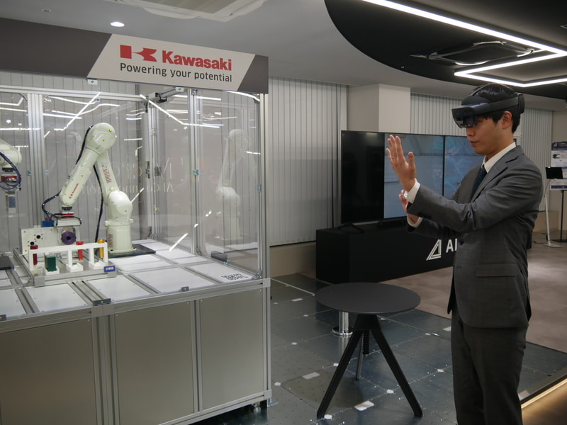川崎重工業では、Hololens2を利用したアームロボットの設定作業の効率化をデモ