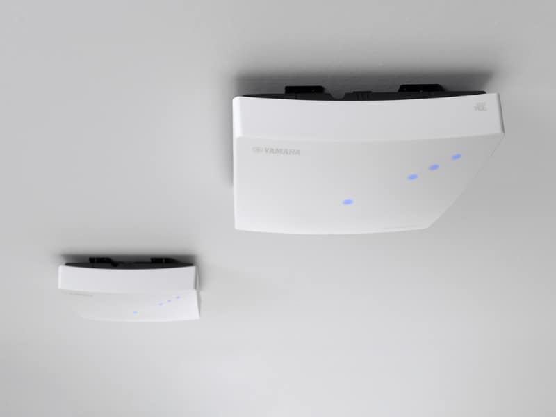 Wi-Fi 6対応「WLX322」（左下）、Wi-Fi 6E対応「WLX323」（右上）