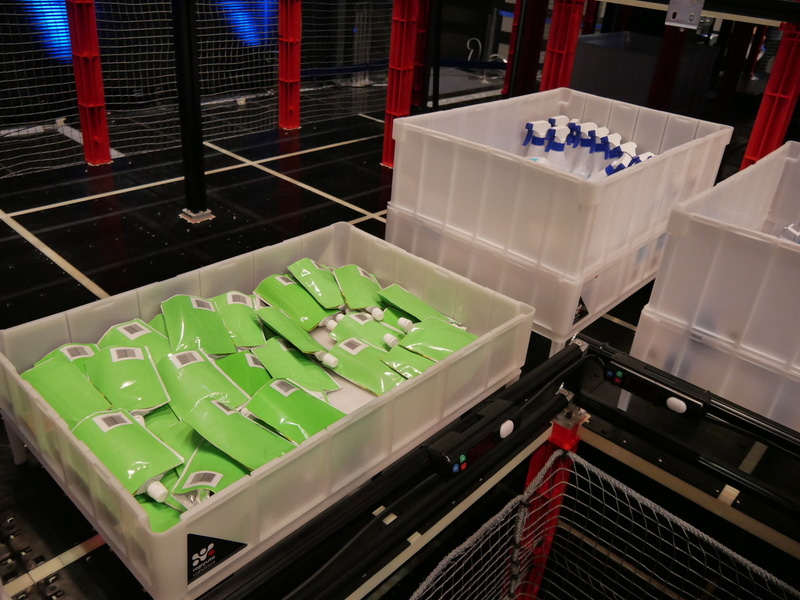 ピッキングする商材がコンテナに乗って運ばれてくる