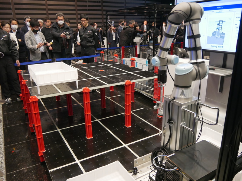 自動倉庫はブロックのようにして組み立てることが可能で、移設もできる。可搬型ロボットの設置も容易に行える