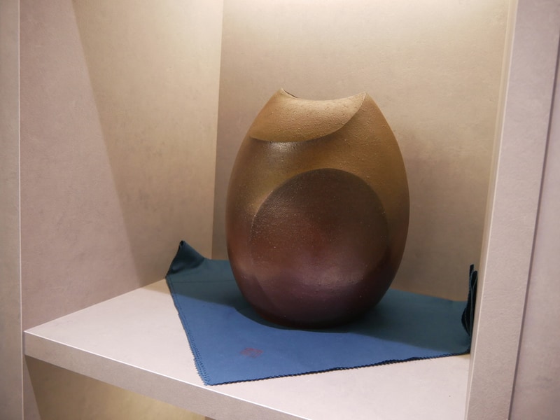 エントランスの展示されている備前焼の壺。伊勢﨑創氏の作品