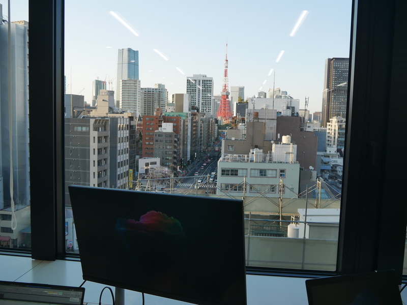 正面に東京タワーを見ながら仕事ができるスペースもある