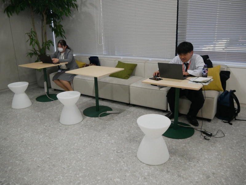 社員はそれぞれの仕事に適した場所で作業をしている