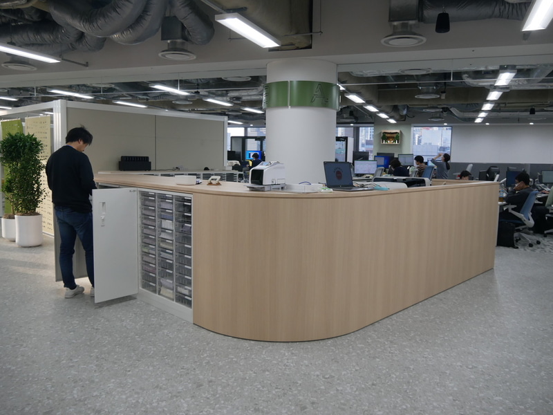 コピー機や文具などはオフィス中央部に集中させている