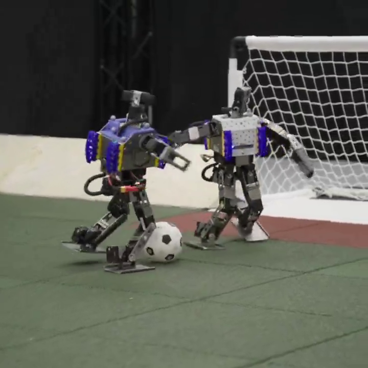 生成AIでサッカーするロボット（Google DeepMindのX投稿より）