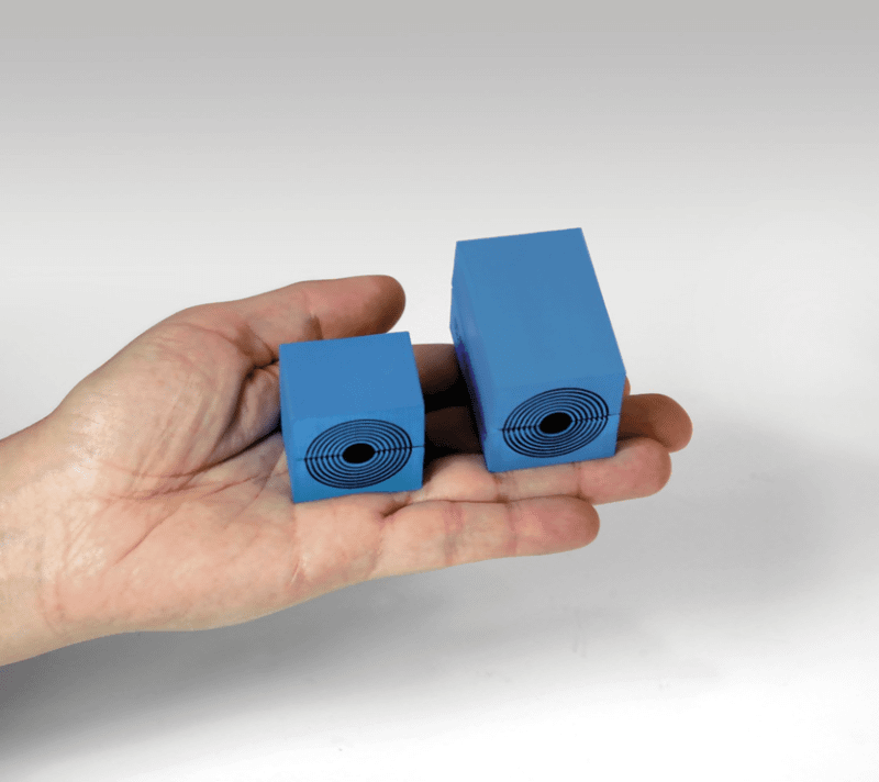 Roxtecのシーリングモジュール。レイヤーを剥がすことでケーブルの太さに合わせて調節できる