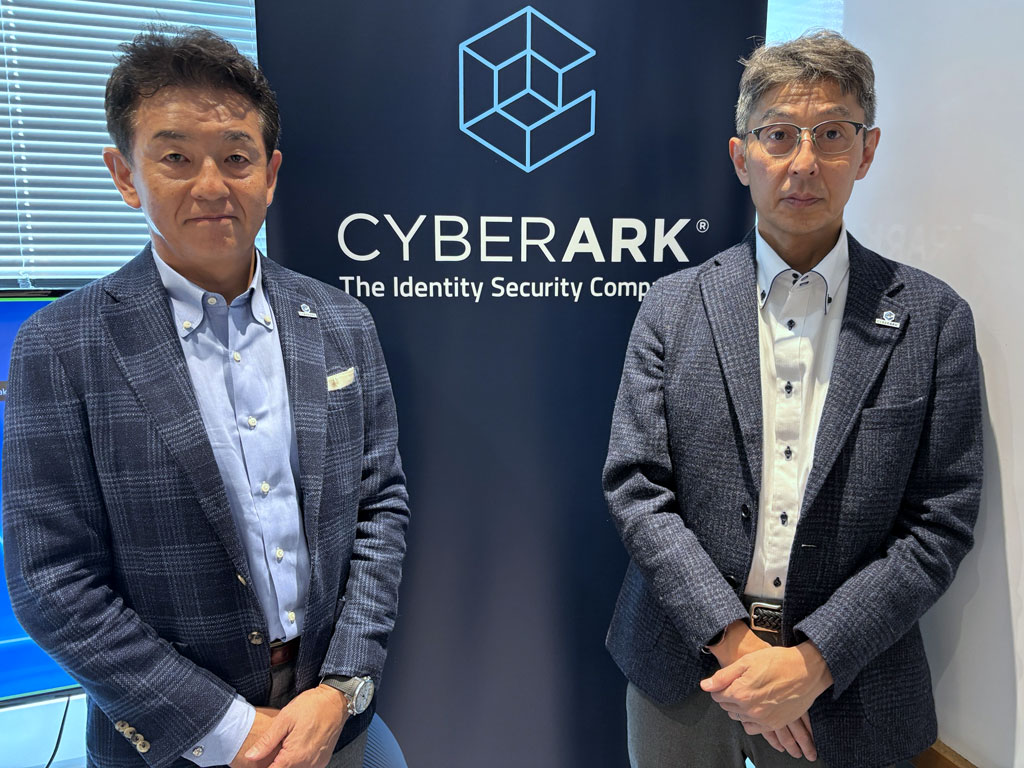 CyberArk Software 執行役社長 柿澤光郎氏（左）と、同 ソリューションズ・エンジニアリング本部長 佐野龍也氏（右）