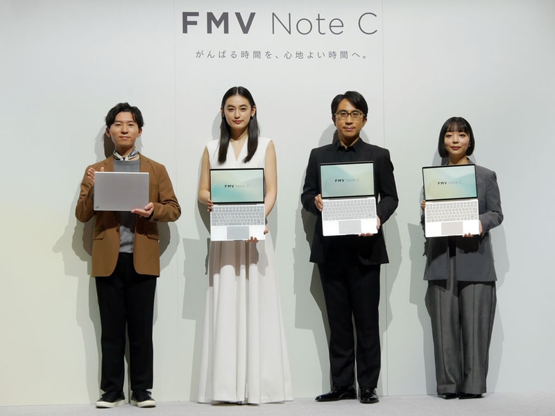 FMV Note Cを手に、記念撮影も行われた