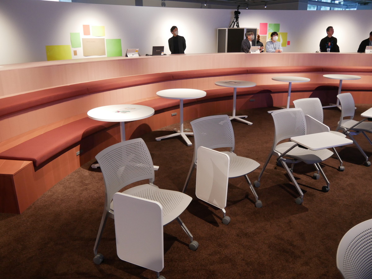 階段方式で座るエリアも用意。壁を設けずに外からも立ち見で参加できるようにしている