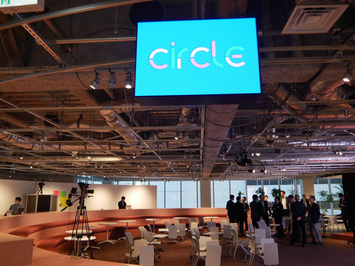 「circle（サークル）」は、円形スタイルのエリアであり、双方向型でのセミナーが開催しやすい