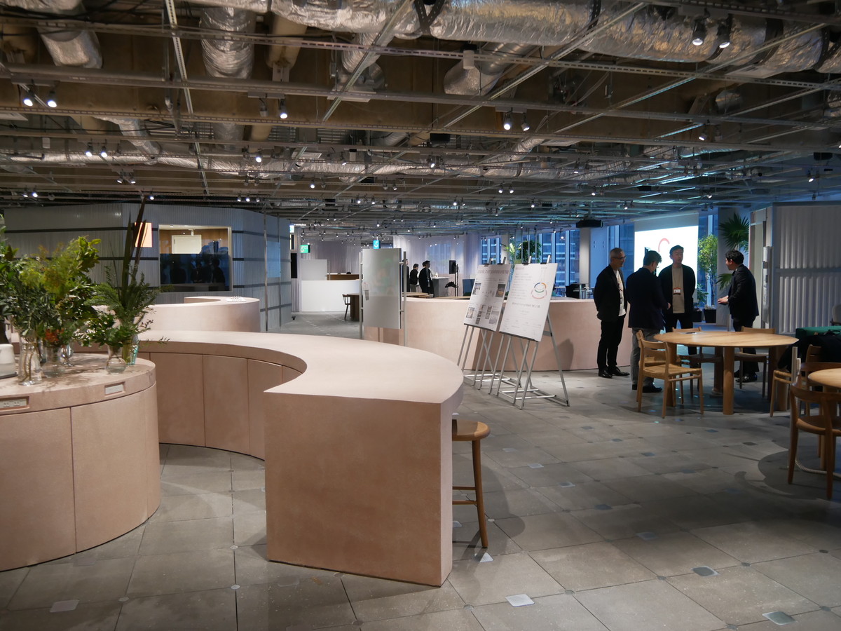 偶然に出会う路地をイメージした「yokocho（横丁）」
