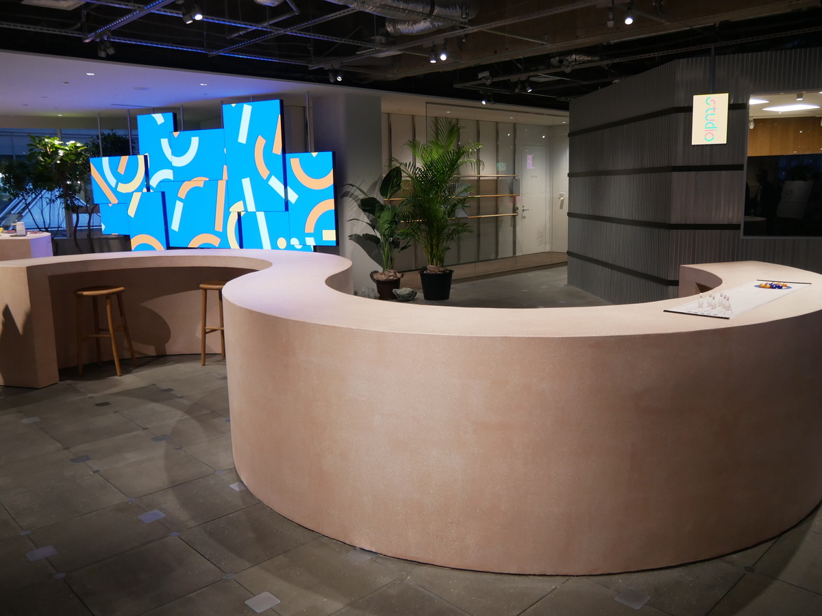 曲線形状により、偶然に目があって、対話のきっかけが生まれることも想定している