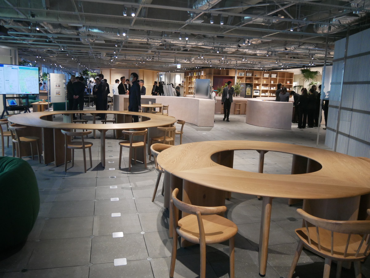 さまざまな形状のテーブルを用意している