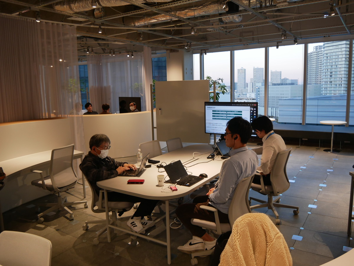 三菱電機社員を対象にしたAWSの教育プログラムを行っている様子