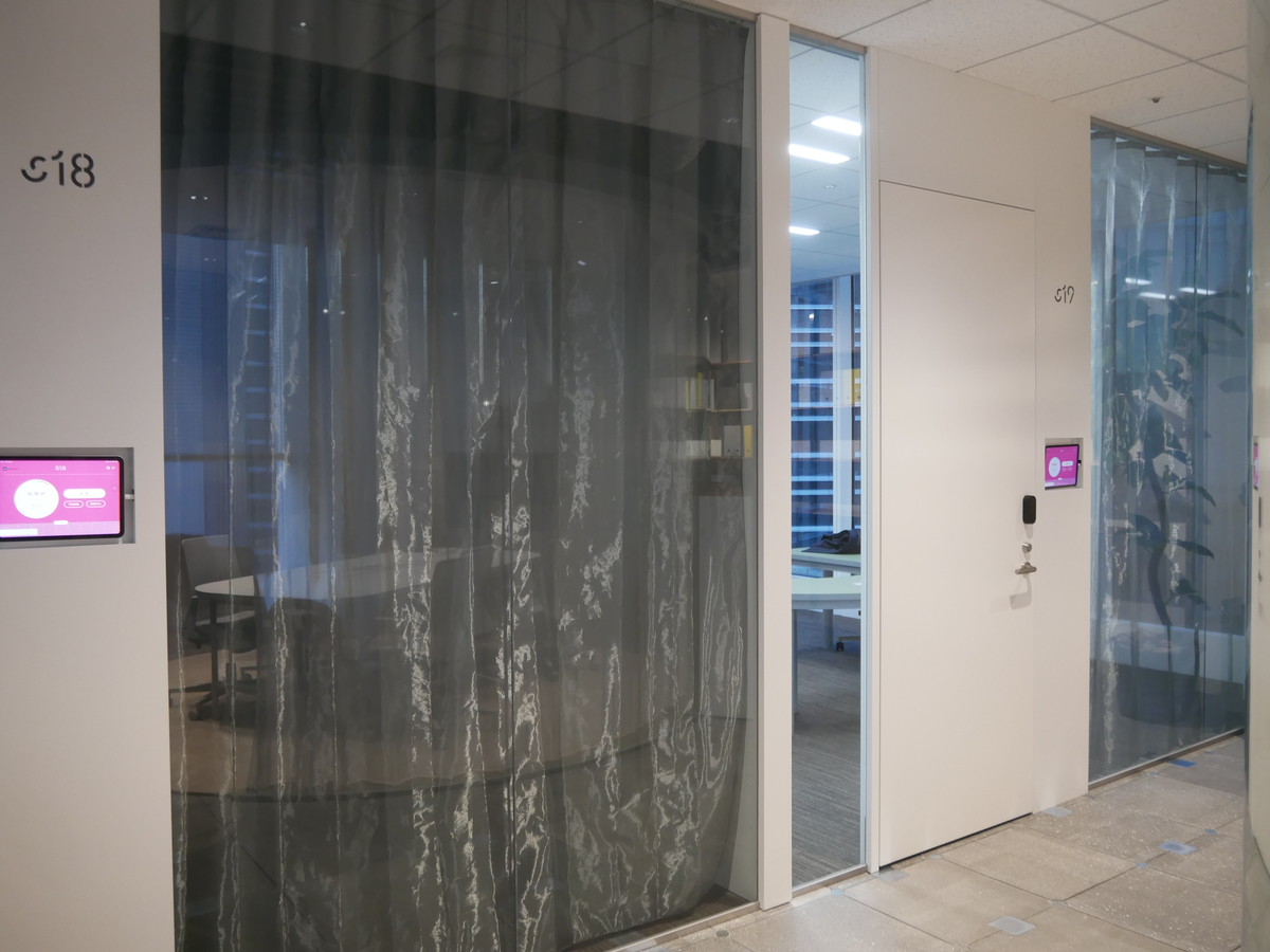 コンフィデンシャルな話の場合には隔離した部屋も利用できる