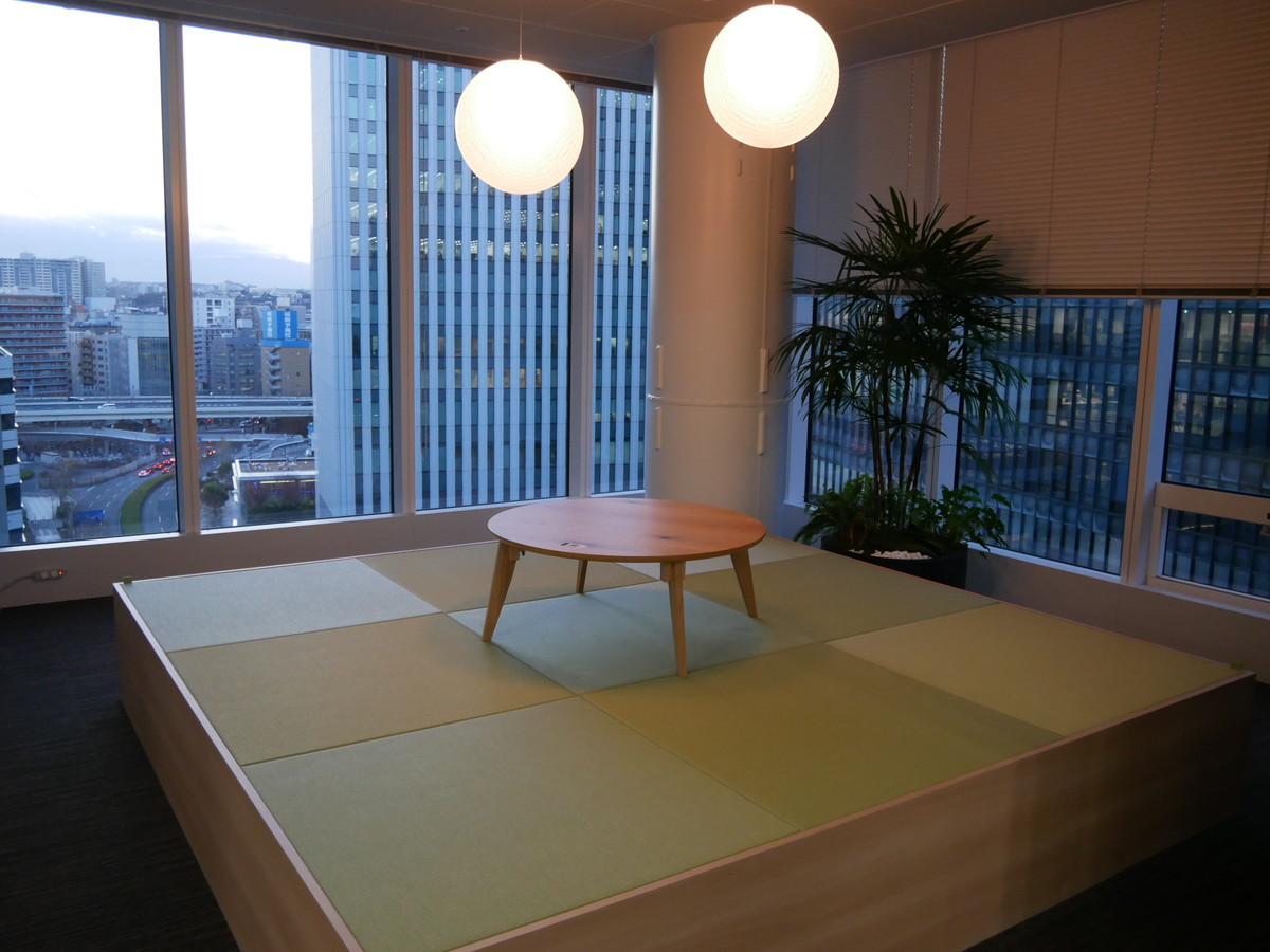 琉球畳を利用した小上がりの休憩スペース。晴れた日は富士山も見えるという