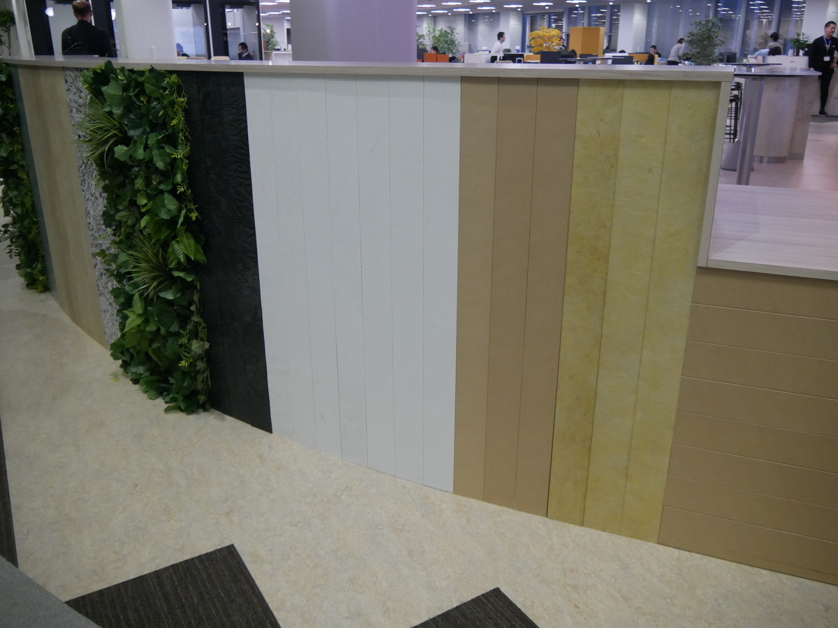 冷蔵庫などのリサイクルプラスチックを再利用した仕切りを使用