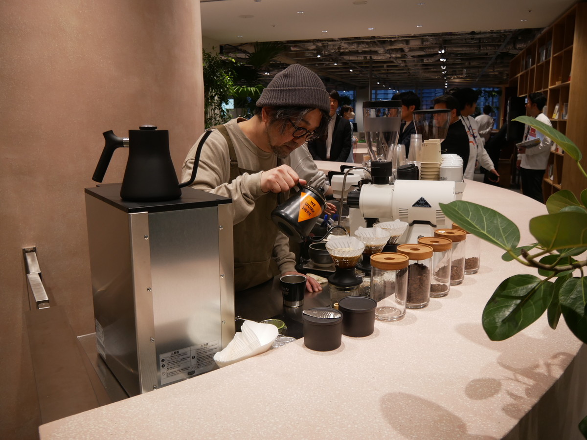 カフェが用意されており、コーヒーなどを飲むことができる