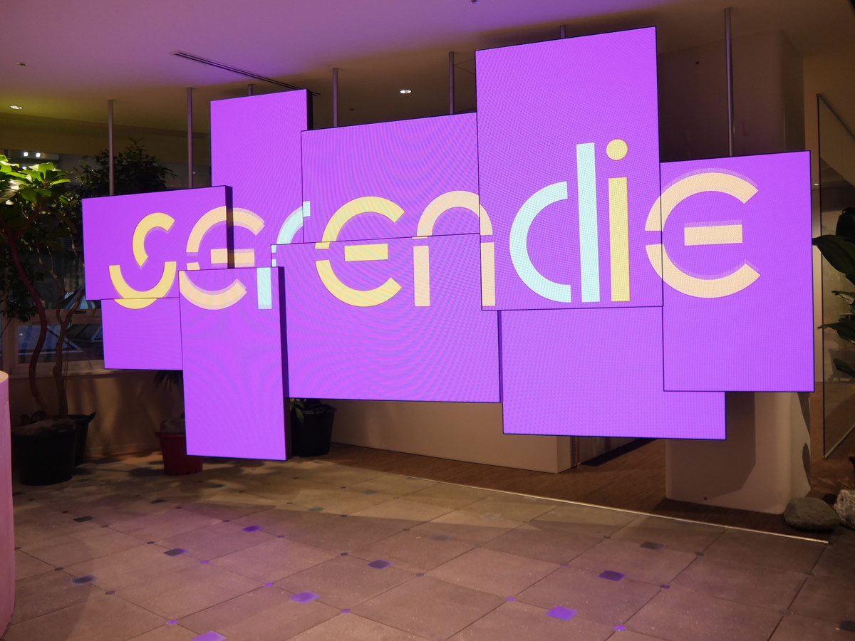 大型ディスプレイが来場者を迎える