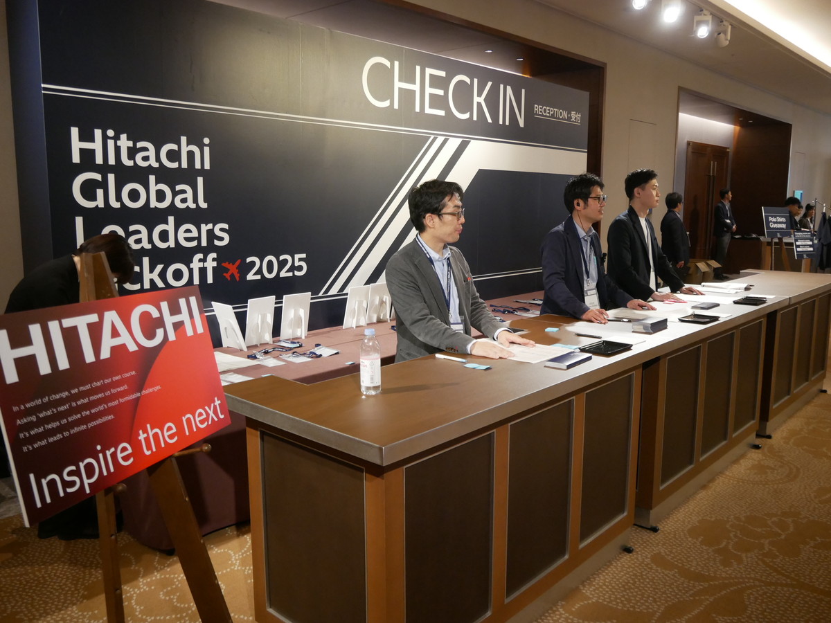 受付も「CHECK IN」と大きく表記