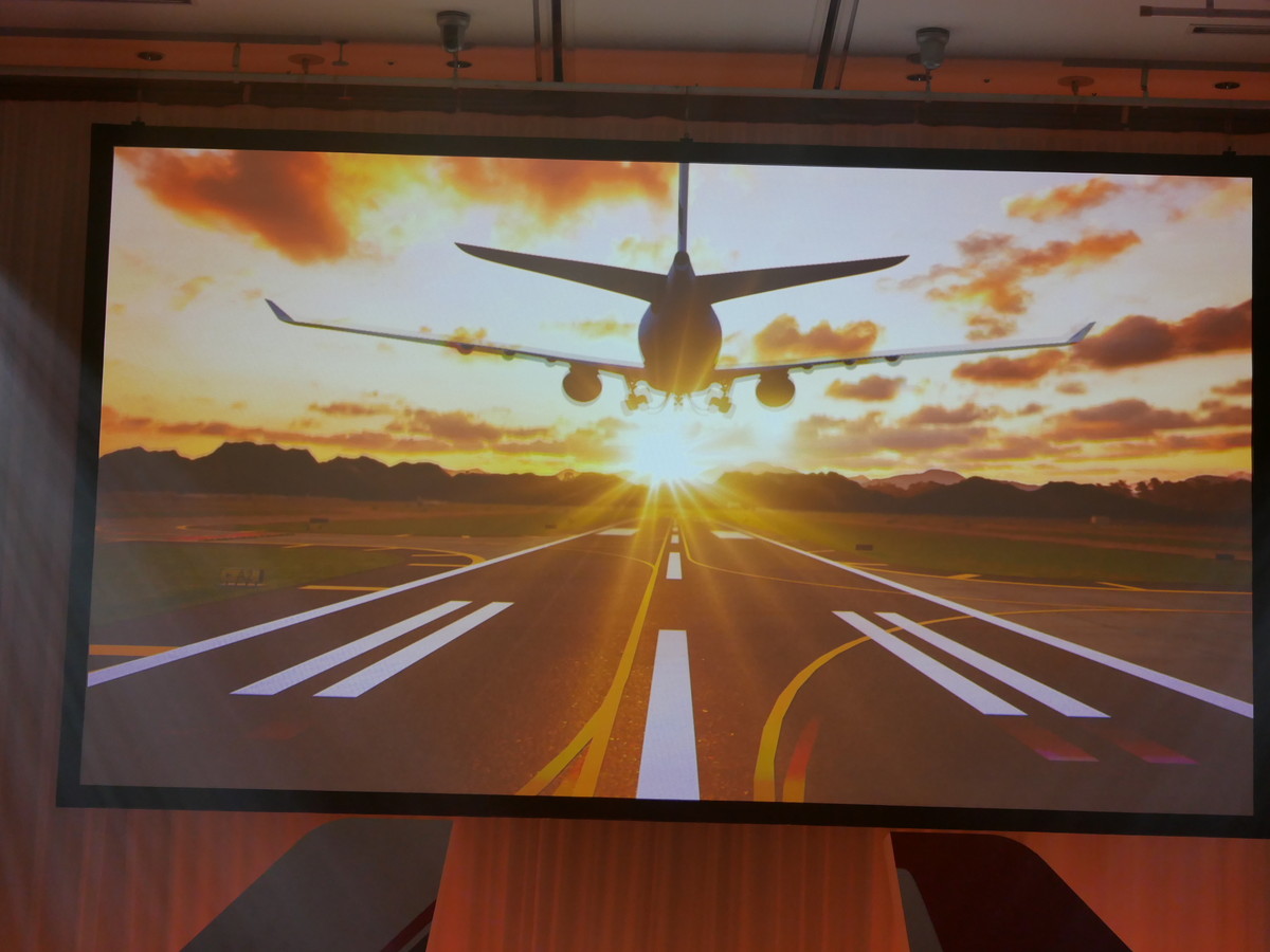 オープニング映像では飛行機が飛び立つ様子が流された