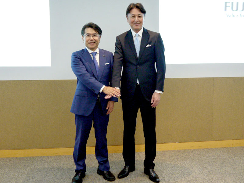 写真左から：富士フイルムビジネスイノベーション 取締役常務執行役員 CTOの鍋田敏之氏、アマゾン ウェブ サービス ジャパン 常務執行役員 エンタープライズ事業統括本部 事業統括本部長の堤浩幸氏