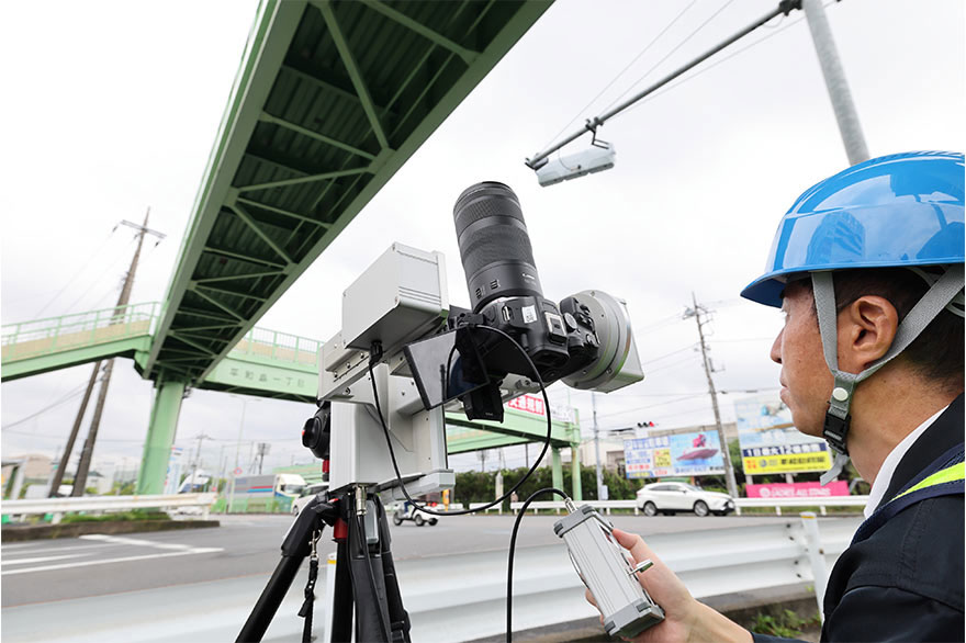 横断歩道橋における点検の様子