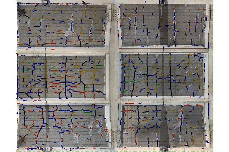 夜間作業での跨線橋のひび割れ検知結果