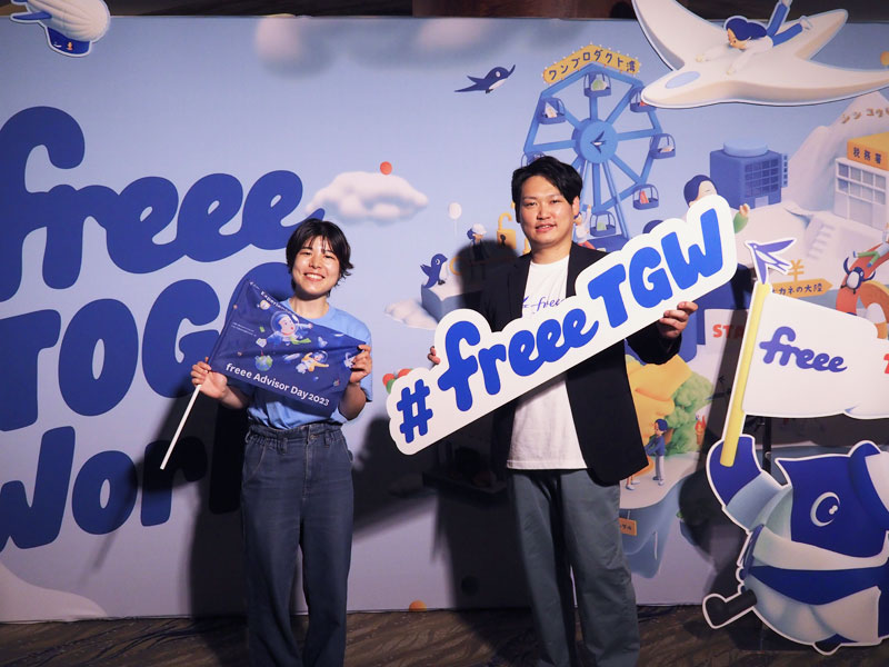 報道関係者に会場を案内した、常務執行役員 VP of GTM & 従業員プロダクト CEO 髙村大器氏（右）。来場者がSNSなどにあげる写真を撮影するコーナーである