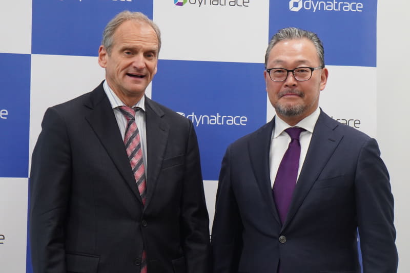 米Dynatrace CEOのリック・マコーネル氏（左）とDynatrace合同会社 代表執行役社長の徳永信二氏（右）