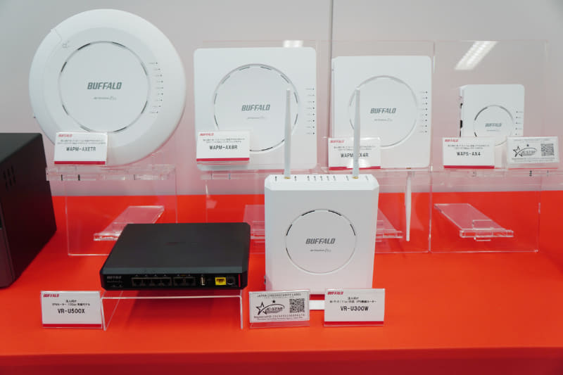 展示された、法人向けのWi-Fiアクセスポイントとルーター