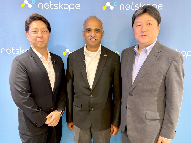 写真左から：Netskope Japan バイスプレジデント兼カントリーマネージャーの権田裕一氏、Netskope 共同創設者 兼 最高技術責任者（CTO）のクリシュナ・ナラヤナスワミ氏、Netskope Japan シニアソリューションエンジニア マネージャーの小林宏光氏