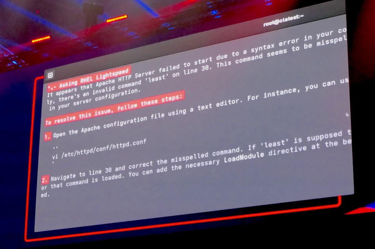 コマンドライン上で自然言語によるトラブルシューティングを可能にするRHEL Lightspeedは、Linux人材のスキルギャップを埋める機能としても注目される。基調講演ではApache HTTPサーバーの起動に失敗した場合の対応について回答している