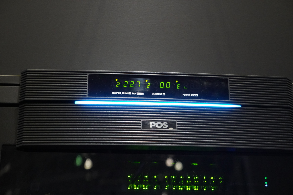 ラックの上に、PDUから取得した電力情報を表示