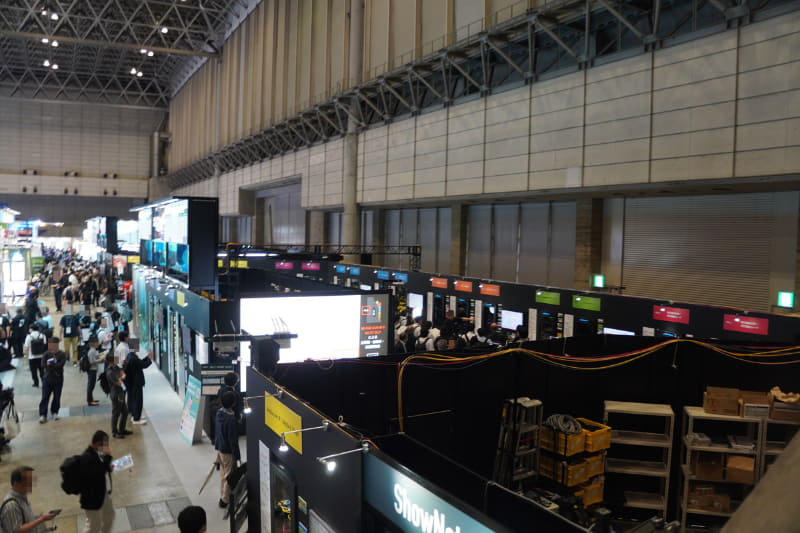 エスカレーターから見たShowNetブース