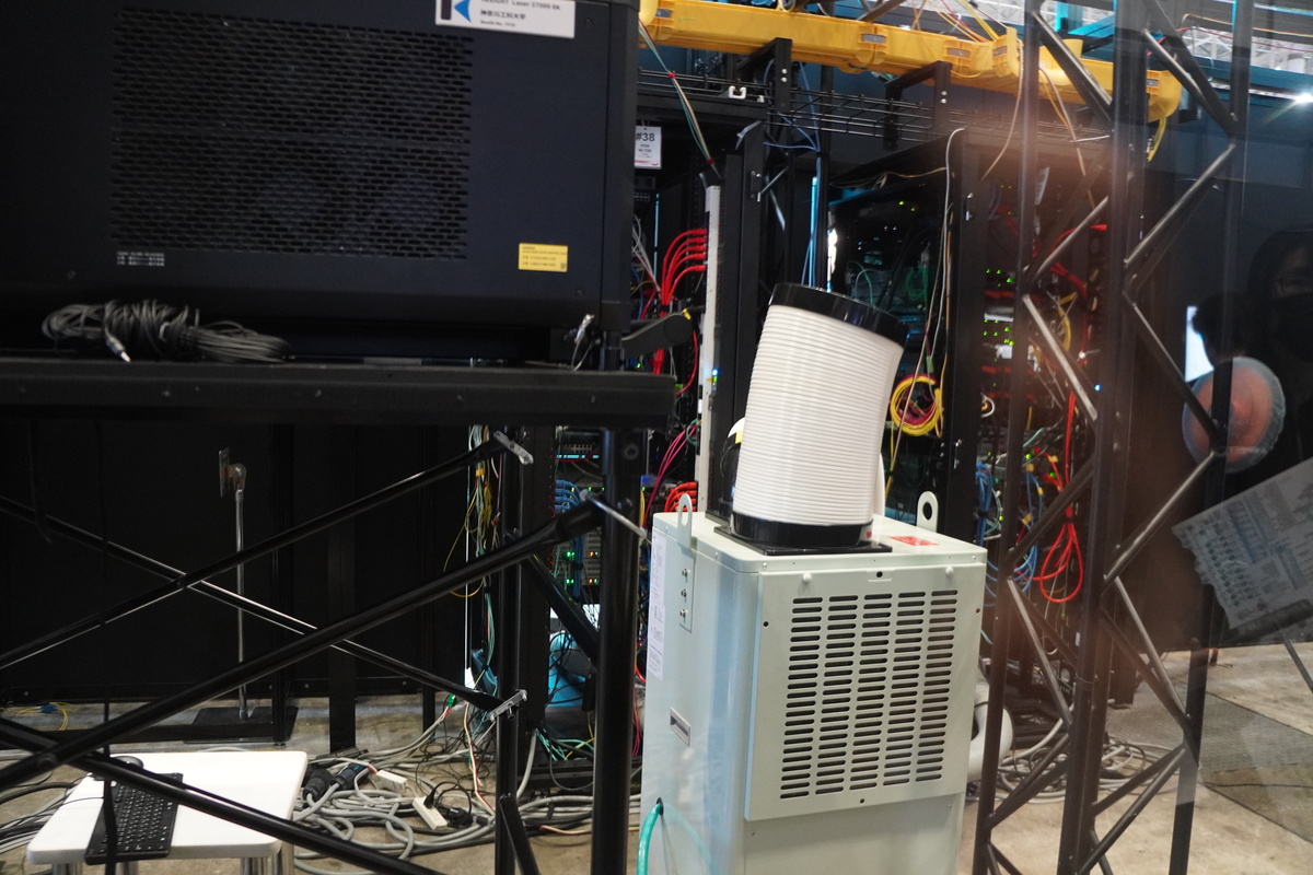 ラックの裏も展示。なお、左上に張り出しているのは、トポロジー図を投影しているプロジェクター