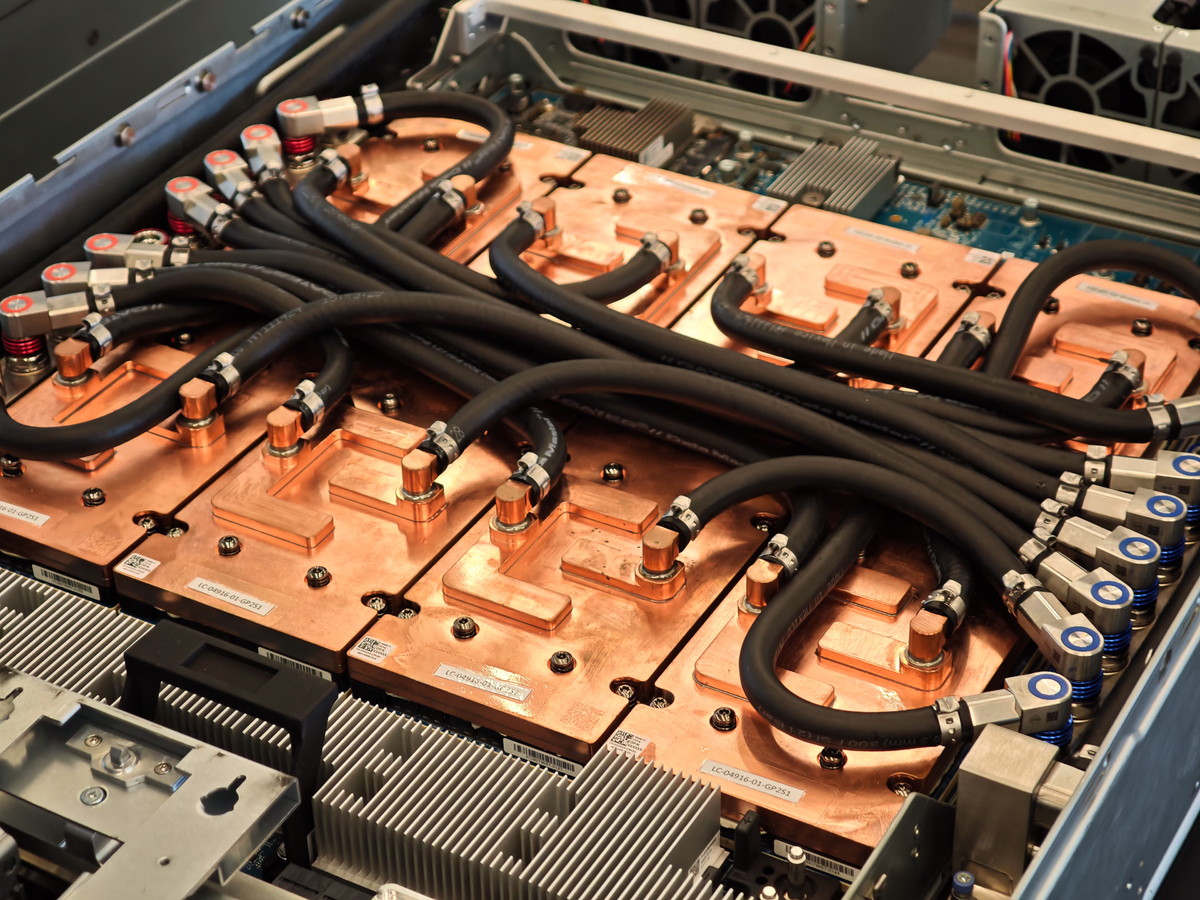Dell Technologiesの、MI350X搭載水冷モジュール搭載ラックサーバー