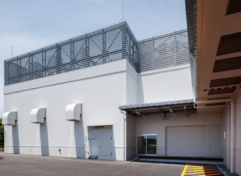 システムモジュール棟外観。写真はトラックヤード側で、右側に外気取り入れ口が見える。屋上には、空冷チラーが設置されている。