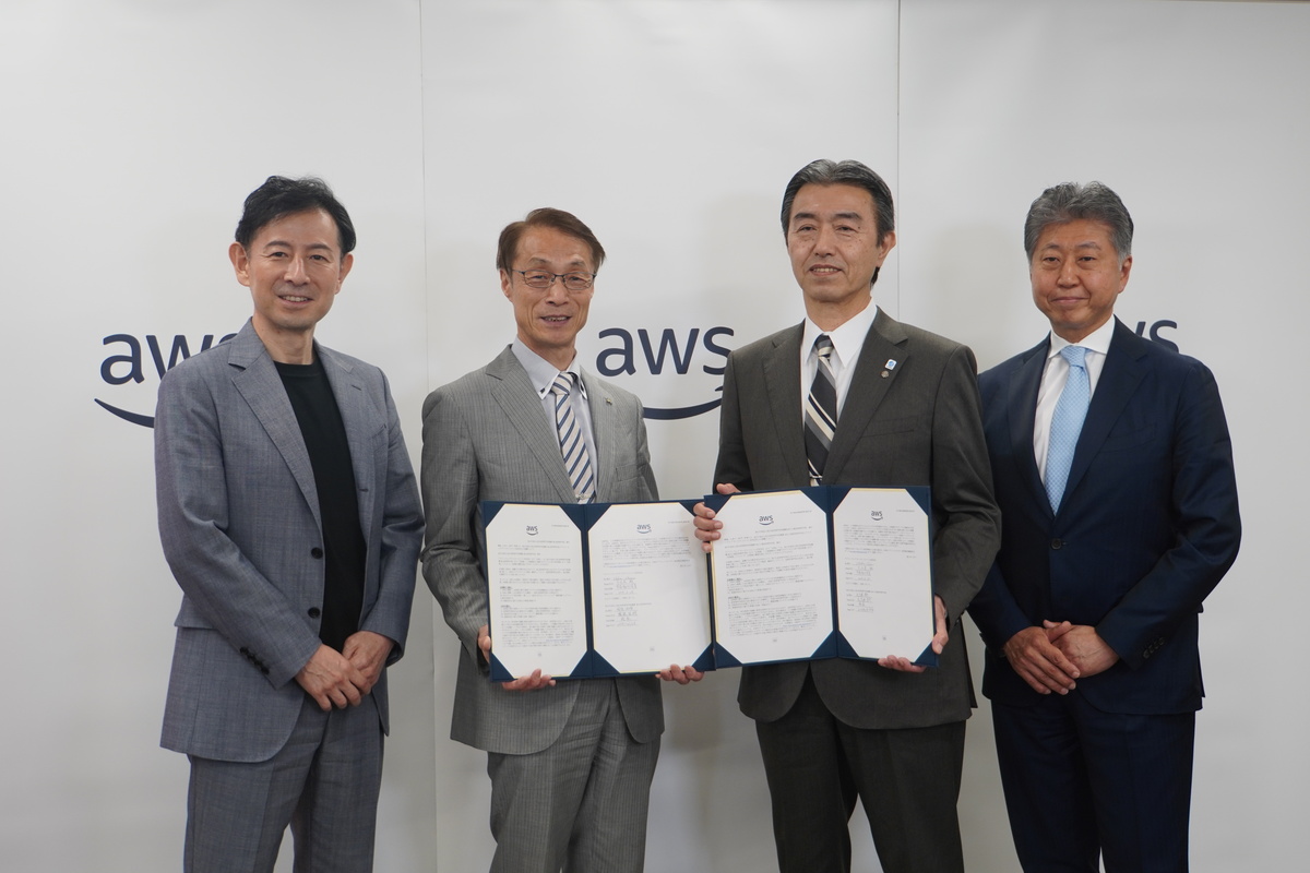左から、AWSジャパン 白幡氏、独立行政法人 国立高等専門学校機構 富山高等専門学校 校長 國枝佳明氏、独立行政法人 国立高等専門学校機構 旭川工業高等専門学校 校長 矢久保考介氏、AWSジャパン 宇佐見氏