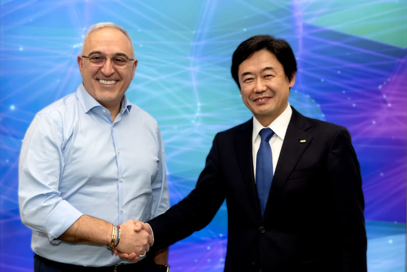 （左）HPE 社長兼CEO アントニオ・ネリ氏、（右）KDDI 代表取締役社長 CEO 松田浩路氏
