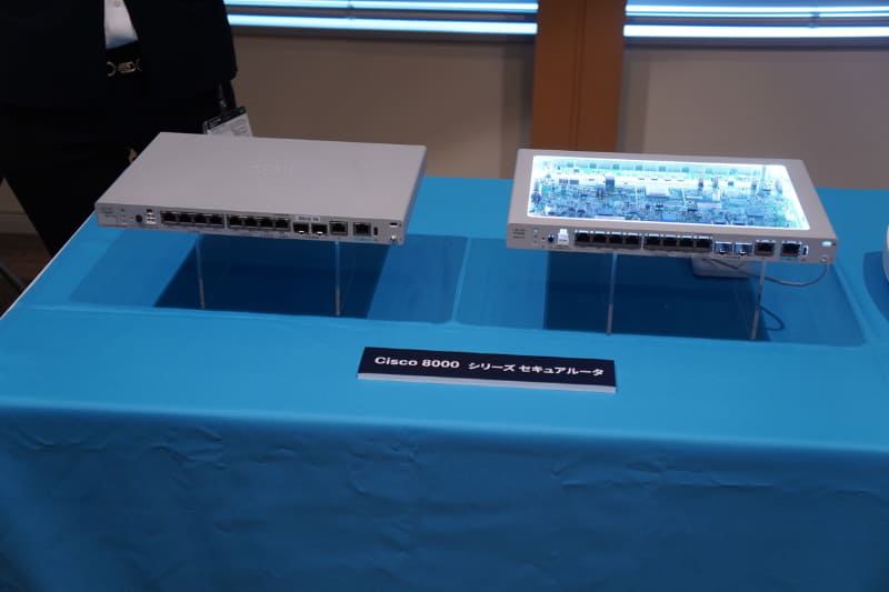 記者説明会で展示された「Cisco 8000 Secure Router」