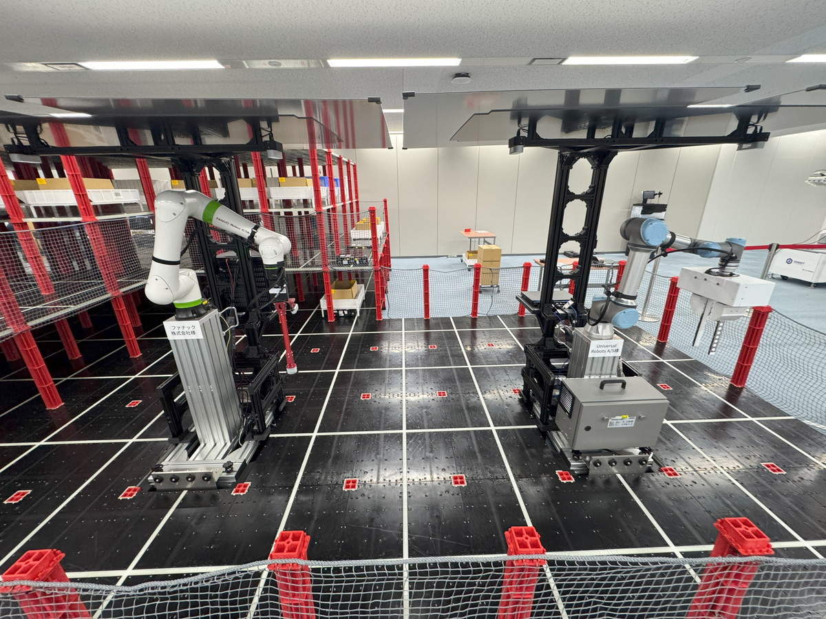 システム連携サービスが指示を受け取り、どちらのロボットがピッキング作業を行うべきかを指示
