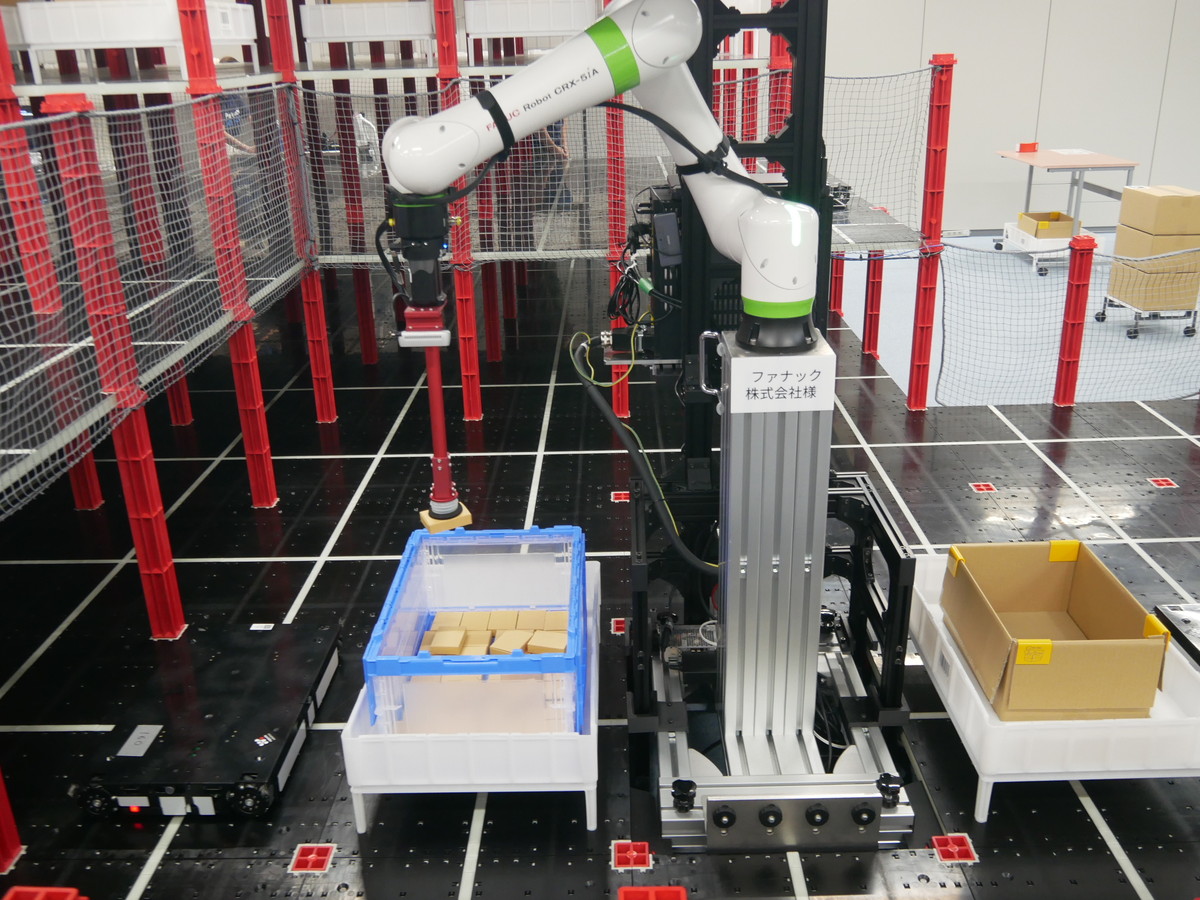 ロボットがピッキング作業を行っているところ