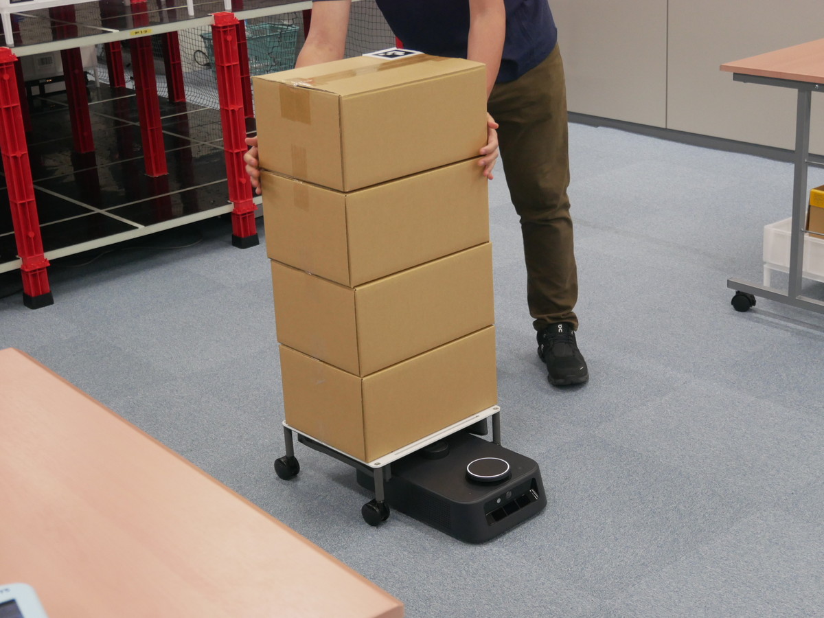 梱包したダンボール箱を搬送ロボットで出荷口に配送する