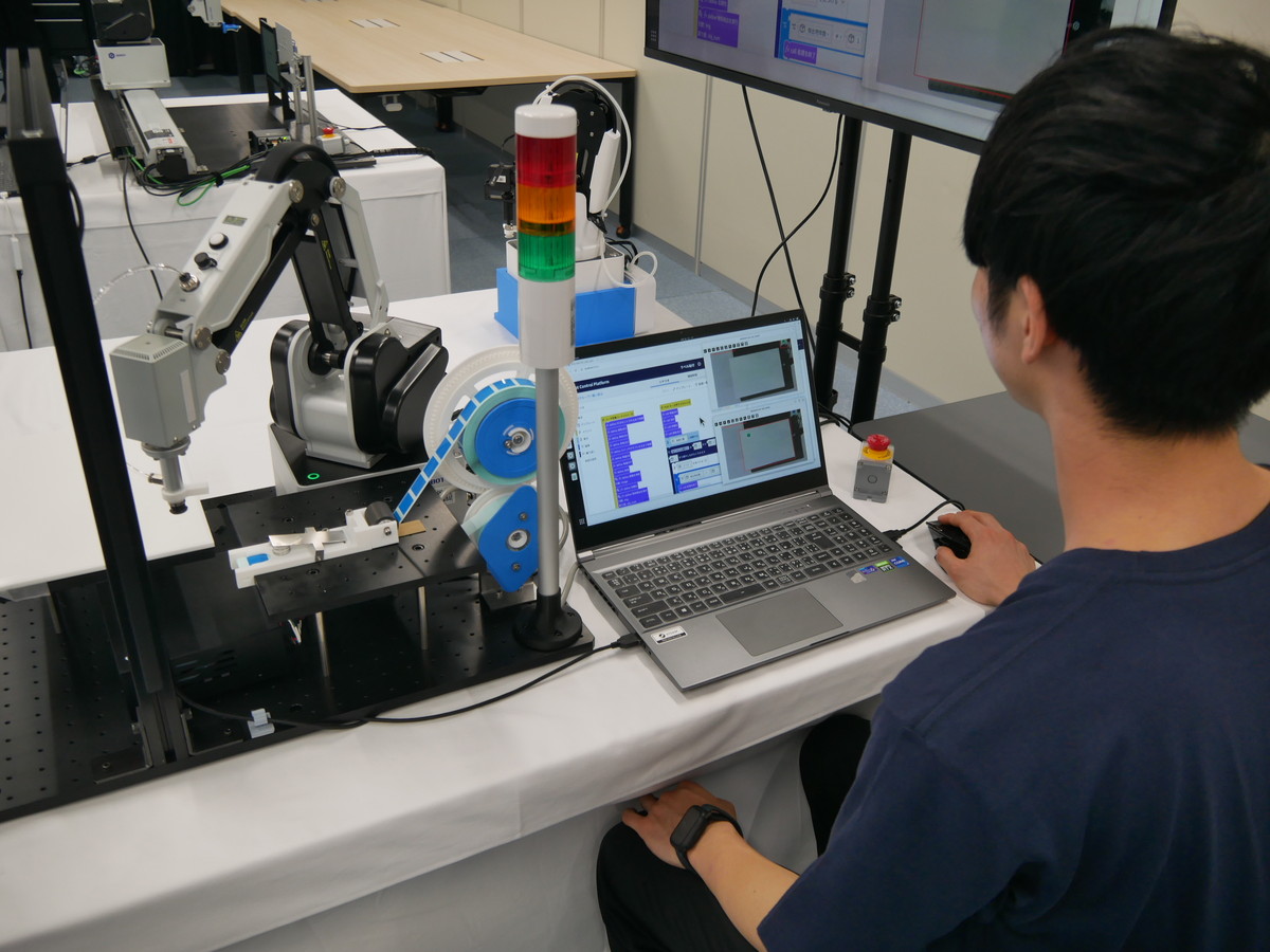 ビジュアルプログラミングにより、ブロックを組み合わせるだけでロボットの動作を作成できる