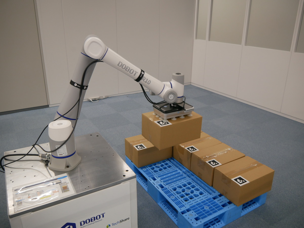 パレットに荷物を積載するロボット